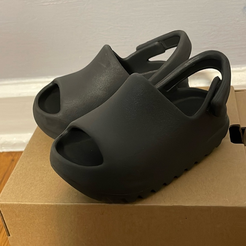 Infant/Toddler Yeezy Slides “Onyx” Size 7c
